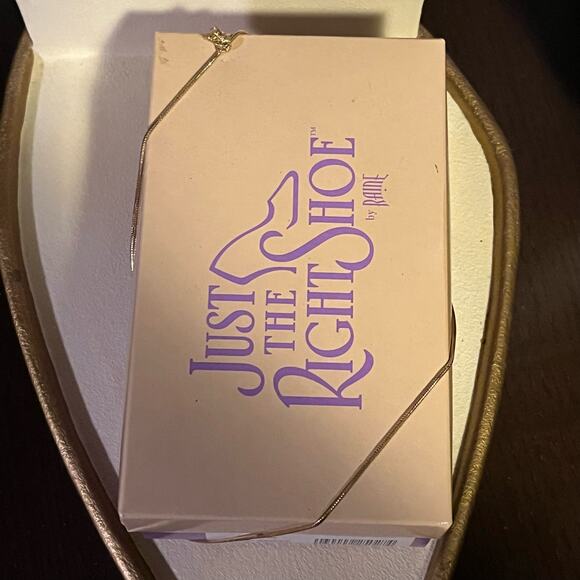 Just the Right Shoe Ingenue - Picture 3 of 10